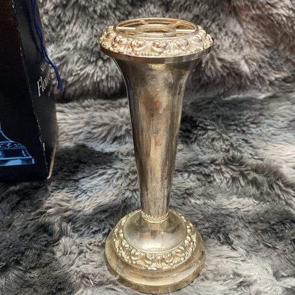 Ianthe Silver Vintage English silver-plated flower vase - Picture 9 of 16